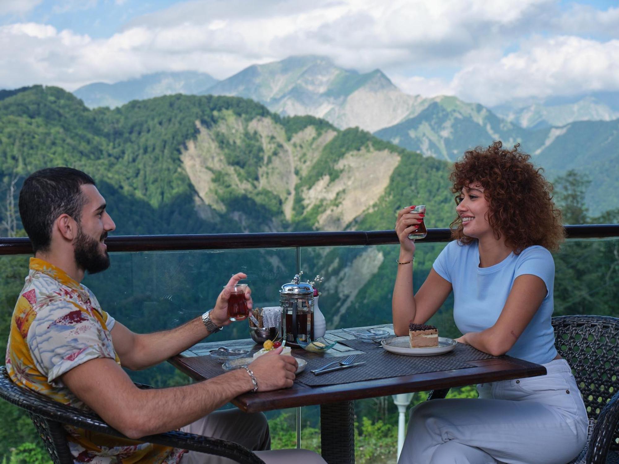 Qafqaz Tufandag Mountain Resort Hotel Gabala Exterior photo A couple drinking tea in the mountains